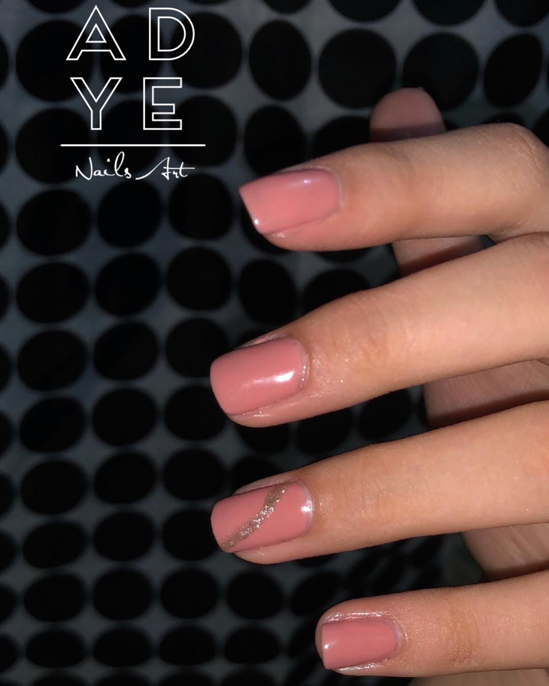 Aplicação de gel semi-permanente em unha natural
.
.
.
.
.
#nails #glitternails ...